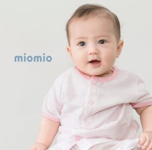 Bé mặc áo sơ sinh MIOMIO